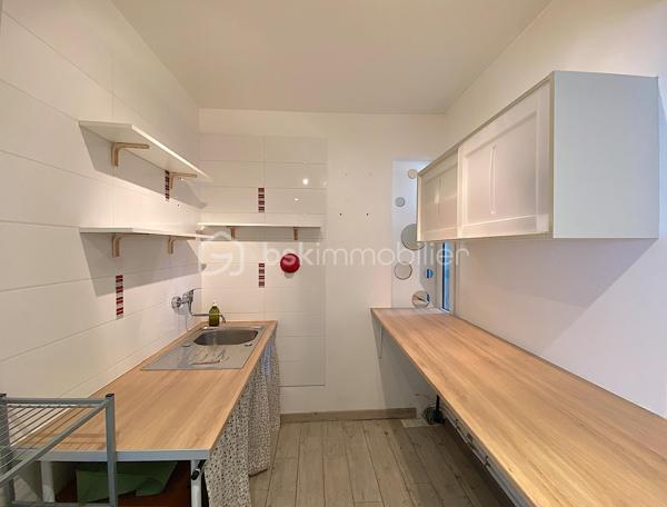 Nadège PETIOT vous présente cette magnifique maison située à proximité des commodités (écoles, collège, supermarché, transports...).

Venez découvrir cette superbe maison rénovée dans sa totalité. Elle est située dans un cadre agréable, calme et recherché de Bègles,.
Elle est agencée de façon à ce qu'une famille s'y plaise et s'y sente bien. 

Pour ceux qui recherchent un cadre de vie apaisant et moderne, elle propose un espace de vie fonctionnel et très lumineux.
Son extérieur est juste parfait pour des moments de détente et de convivialité.

Elle se compose de la manière suivante :
Rez-de-chaussée : un salon/séjour ouvert sur la cuisine entièrement équipée, un espace cellier/buanderie, deux chambres et une salle d'eau avec WC.
1er étage : une chambre, un dressing, un espace bureau puis une salle de bains avec double vasque, baignoire, douche et WC.

À l'intérieur, l'agencement a été soigné pour que chaque espace propose confort et ambiance chaleureuse.
Toutes les pièces de la maison bénéficient de la lumière naturelle, ce qui est fort agréable.

Les points forts : Rénovation récente, emplacement idéal et calme, double vitrage, tout à l'égout, stationnements pour plusieurs véhicules, abri de jardin.

Facile d'entretien et pratique pour y vivre, cette maison vous permet de bénéficier d'une belle qualité de vie.

COUP DE COEUR ASSURÉ !!!

Contactez-moi vite pour la visiter.

Photos et vidéos supplémentaires sur simple demande.
Nadège PETIOT : votre conseillère à votre disposition 7jours/7.
Contactez-moi pour l'estimation de votre bien : l'avis de valeur est offert !