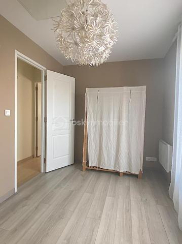 Nadège PETIOT vous présente cette magnifique maison située à proximité des commodités (écoles, collège, supermarché, transports...).

Venez découvrir cette superbe maison rénovée dans sa totalité. Elle est située dans un cadre agréable, calme et recherché de Bègles,.
Elle est agencée de façon à ce qu'une famille s'y plaise et s'y sente bien. 

Pour ceux qui recherchent un cadre de vie apaisant et moderne, elle propose un espace de vie fonctionnel et très lumineux.
Son extérieur est juste parfait pour des moments de détente et de convivialité.

Elle se compose de la manière suivante :
Rez-de-chaussée : un salon/séjour ouvert sur la cuisine entièrement équipée, un espace cellier/buanderie, deux chambres et une salle d'eau avec WC.
1er étage : une chambre, un dressing, un espace bureau puis une salle de bains avec double vasque, baignoire, douche et WC.

À l'intérieur, l'agencement a été soigné pour que chaque espace propose confort et ambiance chaleureuse.
Toutes les pièces de la maison bénéficient de la lumière naturelle, ce qui est fort agréable.

Les points forts : Rénovation récente, emplacement idéal et calme, double vitrage, tout à l'égout, stationnements pour plusieurs véhicules, abri de jardin.

Facile d'entretien et pratique pour y vivre, cette maison vous permet de bénéficier d'une belle qualité de vie.

COUP DE COEUR ASSURÉ !!!

Contactez-moi vite pour la visiter.

Photos et vidéos supplémentaires sur simple demande.
Nadège PETIOT : votre conseillère à votre disposition 7jours/7.
Contactez-moi pour l'estimation de votre bien : l'avis de valeur est offert !