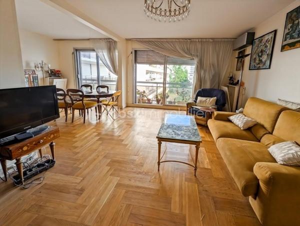 Opportunité!

Appartement 99m2 avec 5 pièces , 3 chambres ( possibilité 4eme chambre), 
Grand séjour , salle de bain et salle d'eau. 

Au 3eme étage avec ascenseur. 

Idéalement situé avenue Philippe Auguste, à 2 pas du métro Philippe Auguste.

Les ++ :

Ascenseur 
Traversant : Sud/Nord
Double balcon 
Calme absolu
Résidence très bien entretenue & sécurisée
Climatisation récente 
Double séjour ( 30m2)
Possibilité d'ouvrir la cuisine sur le séjour 

Une cave complète ce bien.

Possibilité d'acquérir une place de parking en supplément 

Rafraîchissement à prévoir.

Gros potentiel