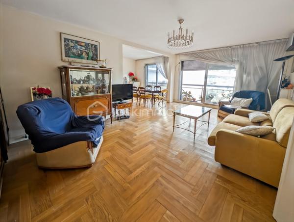 Opportunité!

Appartement 99m2 avec 5 pièces , 3 chambres ( possibilité 4eme chambre), 
Grand séjour , salle de bain et salle d'eau. 

Au 3eme étage avec ascenseur. 

Idéalement situé avenue Philippe Auguste, à 2 pas du métro Philippe Auguste.

Les ++ :

Ascenseur 
Traversant : Sud/Nord
Double balcon 
Calme absolu
Résidence très bien entretenue & sécurisée
Climatisation récente 
Double séjour ( 30m2)
Possibilité d'ouvrir la cuisine sur le séjour 

Une cave complète ce bien.

Possibilité d'acquérir une place de parking en supplément 

Rafraîchissement à prévoir.

Gros potentiel
