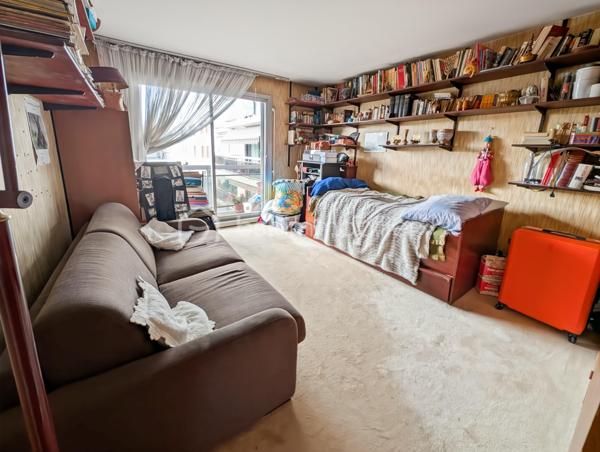 Opportunité!

Appartement 99m2 avec 5 pièces , 3 chambres ( possibilité 4eme chambre), 
Grand séjour , salle de bain et salle d'eau. 

Au 3eme étage avec ascenseur. 

Idéalement situé avenue Philippe Auguste, à 2 pas du métro Philippe Auguste.

Les ++ :

Ascenseur 
Traversant : Sud/Nord
Double balcon 
Calme absolu
Résidence très bien entretenue & sécurisée
Climatisation récente 
Double séjour ( 30m2)
Possibilité d'ouvrir la cuisine sur le séjour 

Une cave complète ce bien.

Possibilité d'acquérir une place de parking en supplément 

Rafraîchissement à prévoir.

Gros potentiel