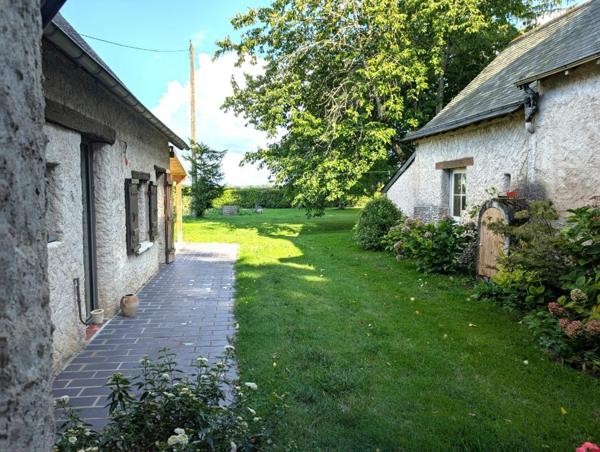 RARE. MAISON avec dépendances et piscine sur très grande parcelle.