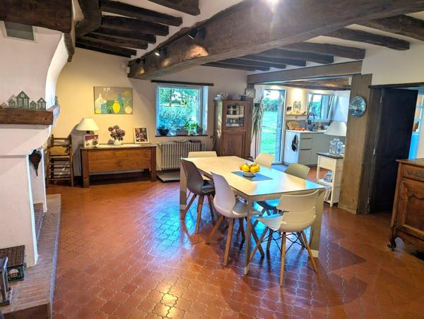 RARE. MAISON avec dépendances et piscine sur très grande parcelle.