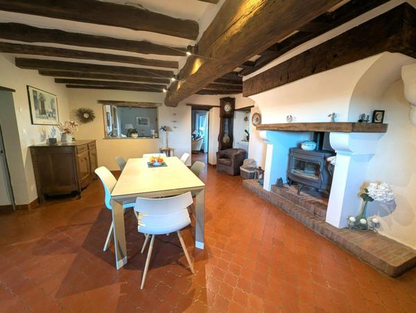 RARE. MAISON avec dépendances et piscine sur très grande parcelle.