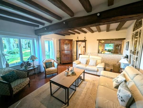 RARE. MAISON avec dépendances et piscine sur très grande parcelle.