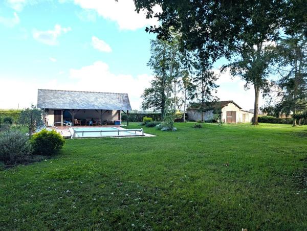 RARE. MAISON avec dépendances et piscine sur très grande parcelle.
