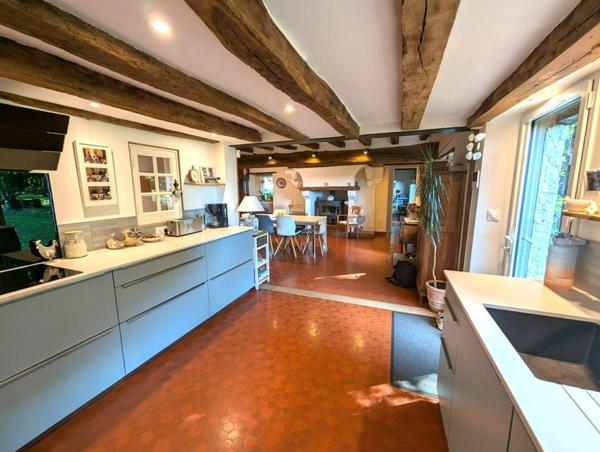 RARE. MAISON avec dépendances et piscine sur très grande parcelle.