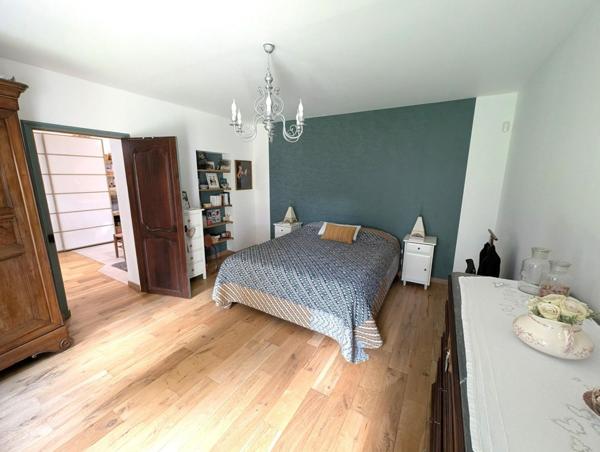 RARE. MAISON avec dépendances et piscine sur très grande parcelle.