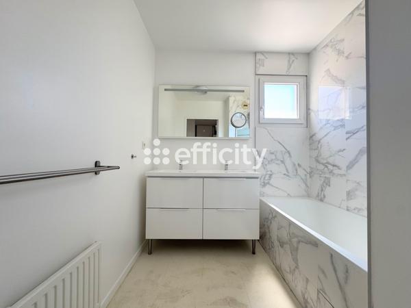 Appartement
         3 pièces
        - 70 m² 235 000 € *