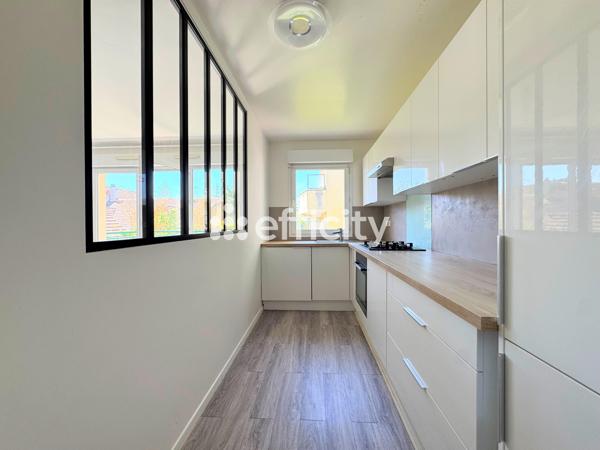 Appartement
         3 pièces
        - 70 m² 235 000 € *