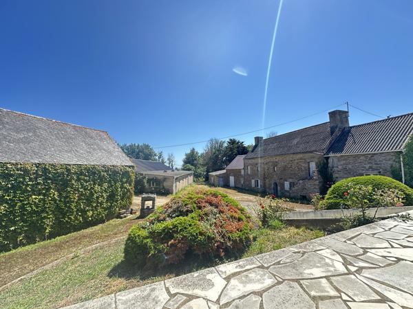Clohars-Carnoët (Doëlan), Corps de Ferme d’une surface de 500m2 sur un Terrain 9,3 hectares avec Vue Mer !