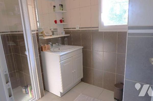 PAVILLON construit en 2009 s/terrain de 1.482m2, env 127m2 hab et comprenant :
- de plain-pied...