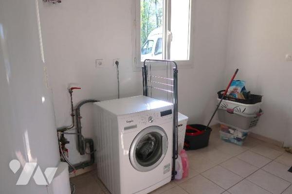 PAVILLON construit en 2009 s/terrain de 1.482m2, env 127m2 hab et comprenant :
- de plain-pied...