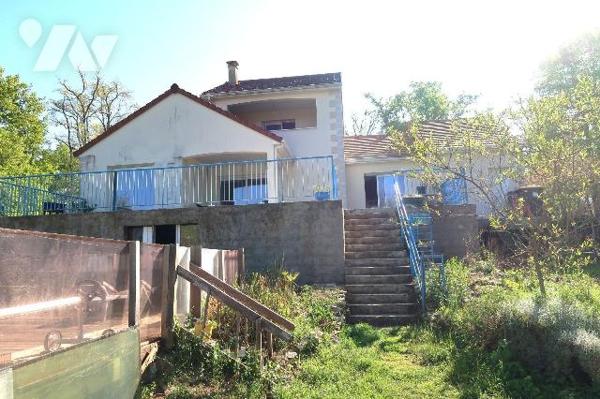 PAVILLON construit en 2009 s/terrain de 1.482m2, env 127m2 hab et comprenant :
- de plain-pied...