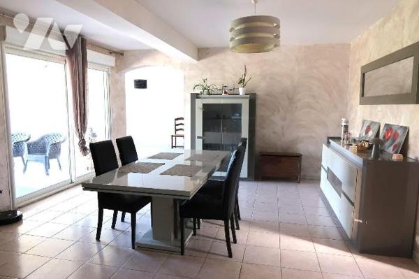 PAVILLON construit en 2009 s/terrain de 1.482m2, env 127m2 hab et comprenant :
- de plain-pied...