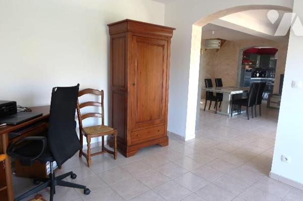 PAVILLON construit en 2009 s/terrain de 1.482m2, env 127m2 hab et comprenant :
- de plain-pied...