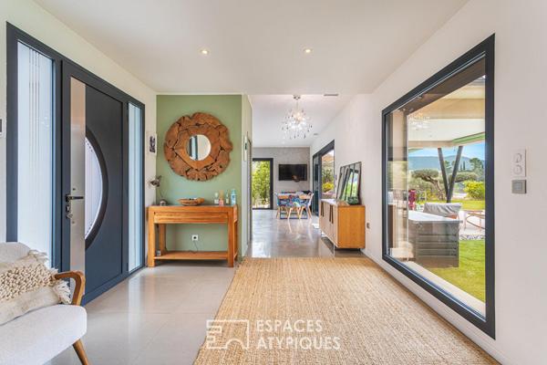 Villa contemporaine de plain-pied avec piscine