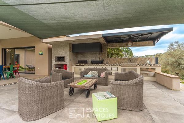 Villa contemporaine de plain-pied avec piscine