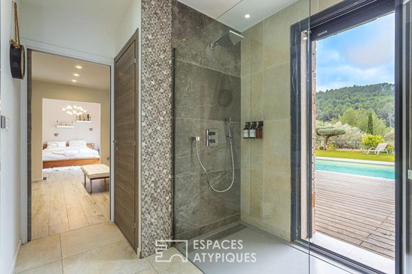 Villa contemporaine de plain-pied avec piscine