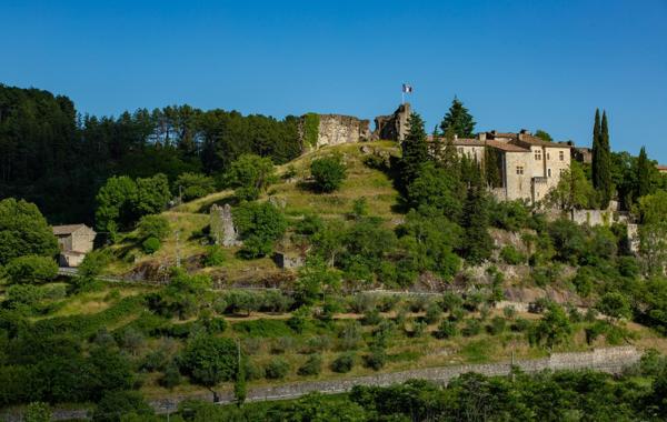 Lieu Inédit - vue 180° - Maison de maître sur promontoire - hameau médiéval - idéal accueil - piscine