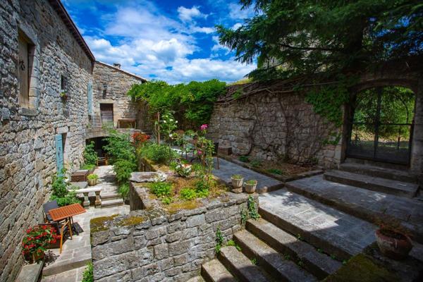 Lieu Inédit - vue 180° - Maison de maître sur promontoire - hameau médiéval - idéal accueil - piscine