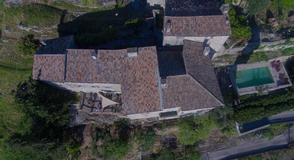 Lieu Inédit - vue 180° - Maison de maître sur promontoire - hameau médiéval - idéal accueil - piscine