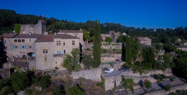 Lieu Inédit - vue 180° - Maison de maître sur promontoire - hameau médiéval - idéal accueil - piscine
