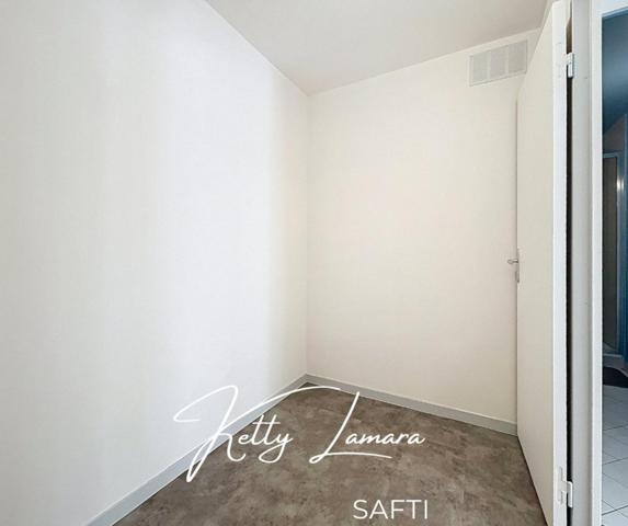 Grand studio lumineux avec parking - proche commodités et gare