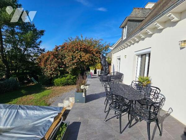 A 3km du centre de Cancale, maison avec vue mer, exposée plein sud côté terrasse, composée : d'...