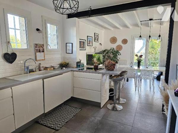 A 3km du centre de Cancale, maison avec vue mer, exposée plein sud côté terrasse, composée : d'...