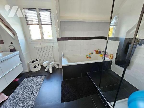 A 3km du centre de Cancale, maison avec vue mer, exposée plein sud côté terrasse, composée : d'...