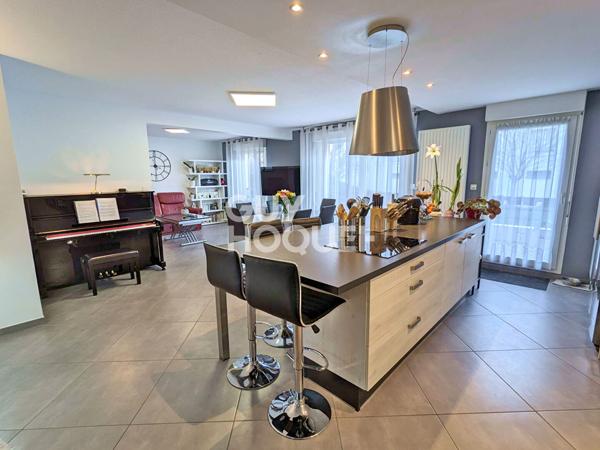 Superbe appartement rénové de 100 m² - Dernier étage avec balcon et garage - Saint-Claude