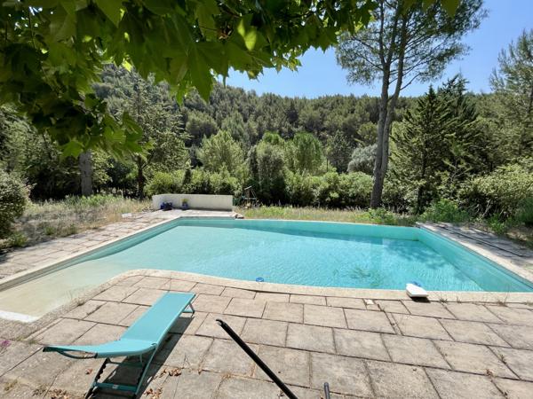 Villa de 166 m² avec piscine, au calme, sur terrain de 4 000 m²