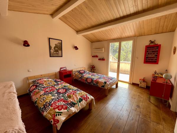 Villa de 166 m² avec piscine, au calme, sur terrain de 4 000 m²