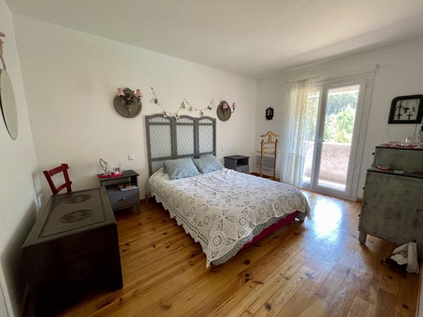Villa de 166 m² avec piscine, au calme, sur terrain de 4 000 m²
