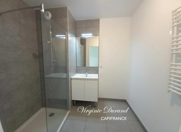 Appartement T3 récent avec grande terrasse couverte et jardinet + place de parking en sous-sol / Bayonne (64)
