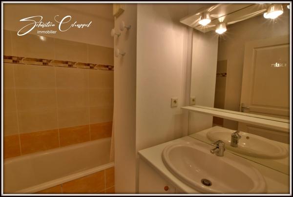 Pézenas – Dernier étage – T2 avec mezzanine, terrasse, climatisation et parking