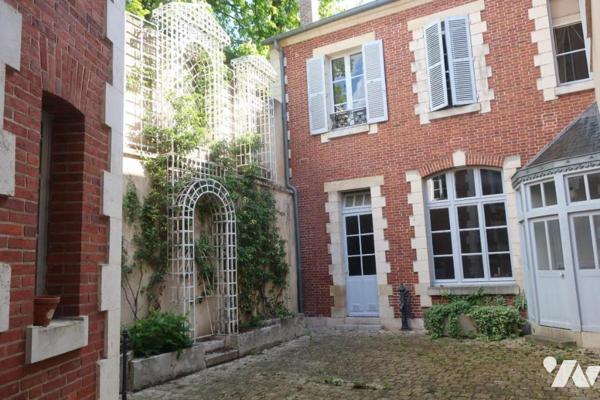 Maison ancienne T11 - Cour - Caves - Porche 2 stationnements - 275 m² cadastré.