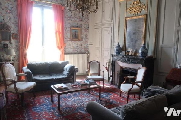 Maison ancienne T11 - Cour - Caves - Porche 2 stationnements - 275 m² cadastré.