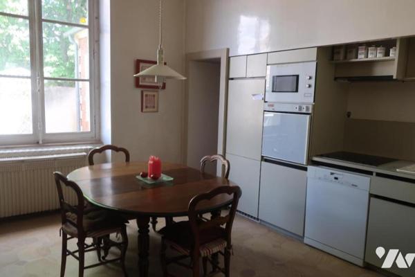 Maison ancienne T11 - Cour - Caves - Porche 2 stationnements - 275 m² cadastré.