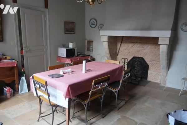 Maison ancienne T11 - Cour - Caves - Porche 2 stationnements - 275 m² cadastré.