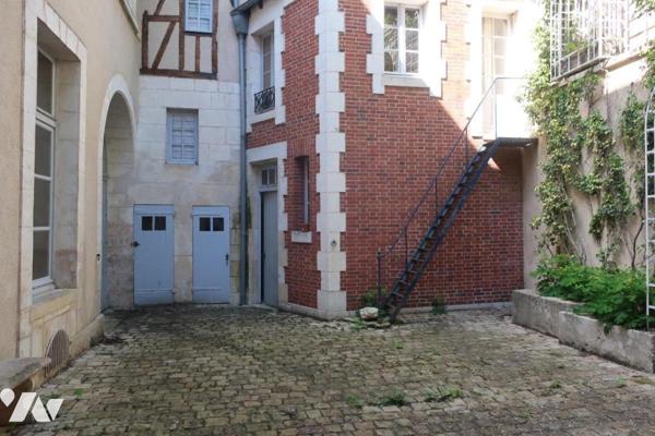 Maison ancienne T11 - Cour - Caves - Porche 2 stationnements - 275 m² cadastré.