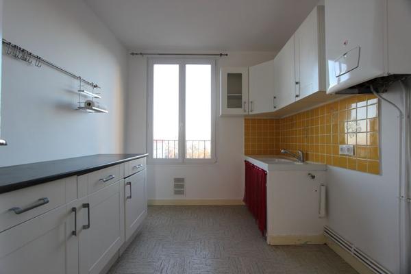 UN APPARTEMENT TYPE 3, SUR LES HAUTEURS DE QUIMPER. -