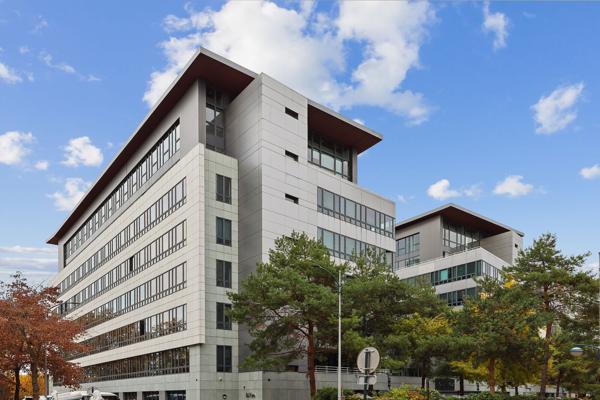 Clichy, bureaux rénovés avec vue sur la Seine et nombreux services dans un immeuble de standing