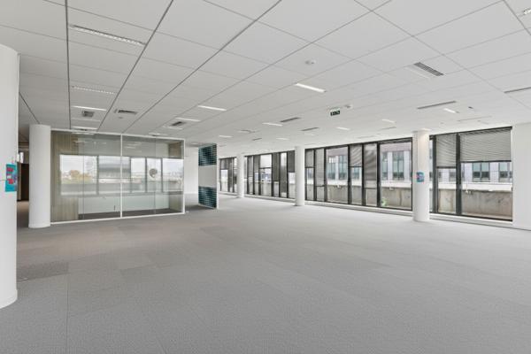 Clichy, bureaux rénovés avec vue sur la Seine et nombreux services dans un immeuble de standing