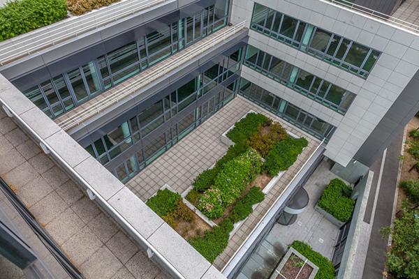 Clichy, bureaux rénovés avec vue sur la Seine et nombreux services dans un immeuble de standing