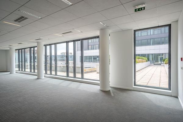 Clichy, bureaux rénovés avec vue sur la Seine et nombreux services dans un immeuble de standing