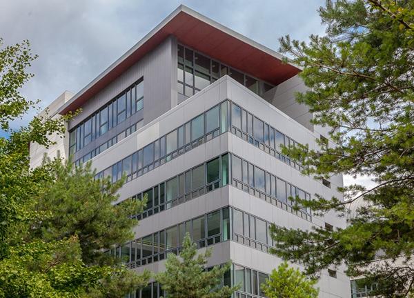 Clichy, bureaux rénovés avec vue sur la Seine et nombreux services dans un immeuble de standing