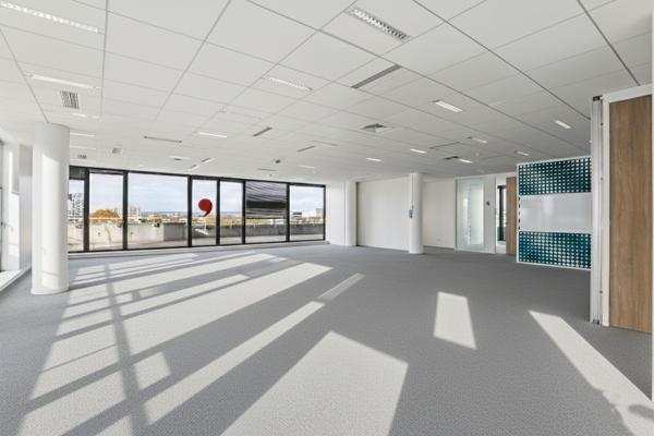 Clichy, bureaux rénovés avec vue sur la Seine et nombreux services dans un immeuble de standing