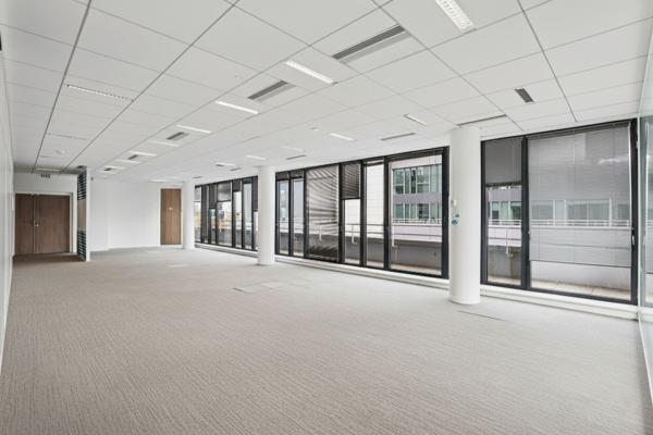 Clichy, bureaux rénovés avec vue sur la Seine et nombreux services dans un immeuble de standing